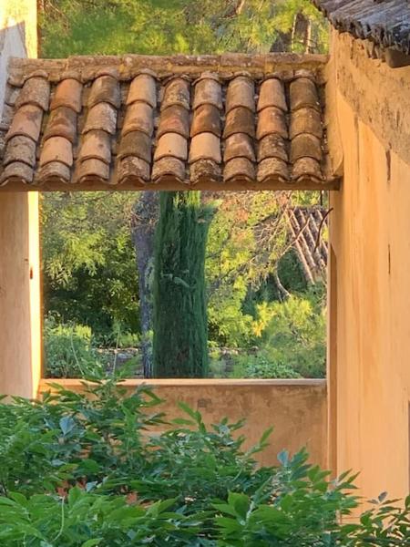 På billedet ses objektet Authentiek huis op 5 km van Uzes met prachtig uitzicht en terras met jacuzzi beliggende i byen Labaume.