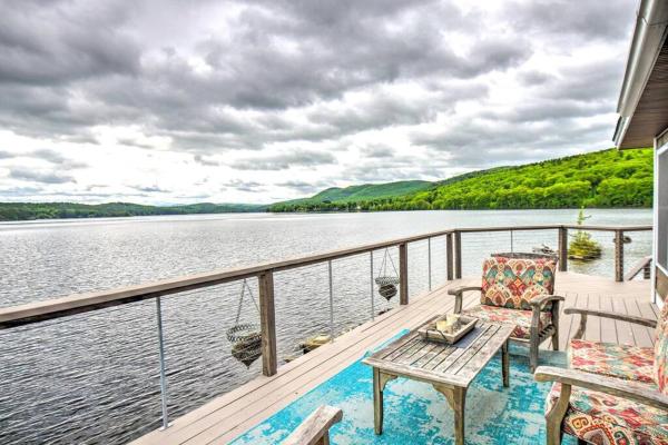 Na fotografii je vidět objekt Lake Front Enfield Home with Deck & Boat Dock! nacházející se ve městě Enfield.