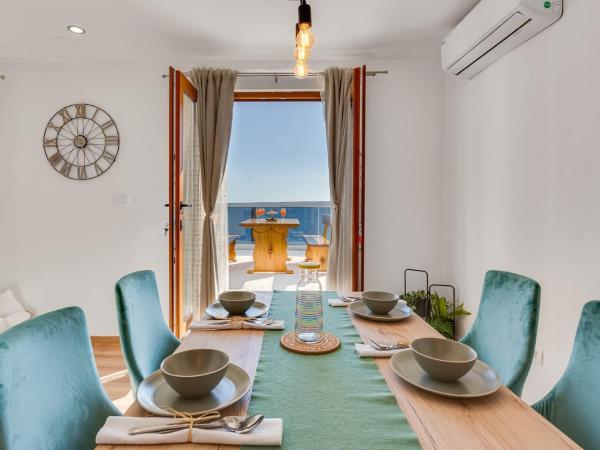 Na fotografii je vidět objekt Magic Sea View - Apartments Rina nacházející se ve městě Karlobag.