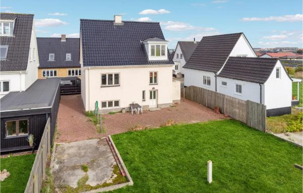 На фото показан объект Lovely Home In Thyborøn With Kitchen, расположенный в городе Thyborøn.