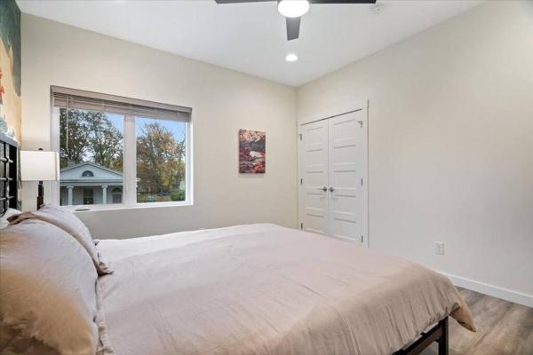 Fotografie 9: Spring at The Golden Goose including King Bed, Parking, Security and Laundry