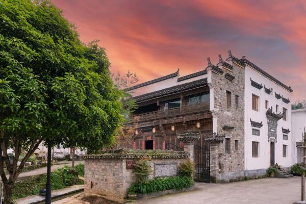 The photo shows the Wuyuan Koshin Homestay located in the city of Wuyuan.