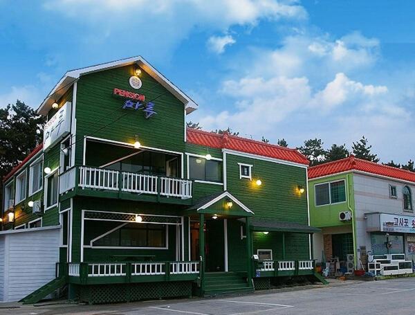 Auf dem Foto ist das Objekt Buan Floor Pension in der Stadt Chisŏ-ri zu sehen.