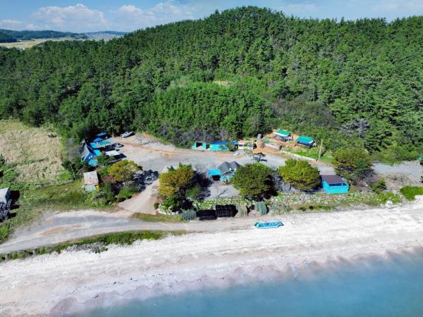 Op de foto is het object Tonggae Camping Pension te zien, gelegen in de stad Tohwang-ni.