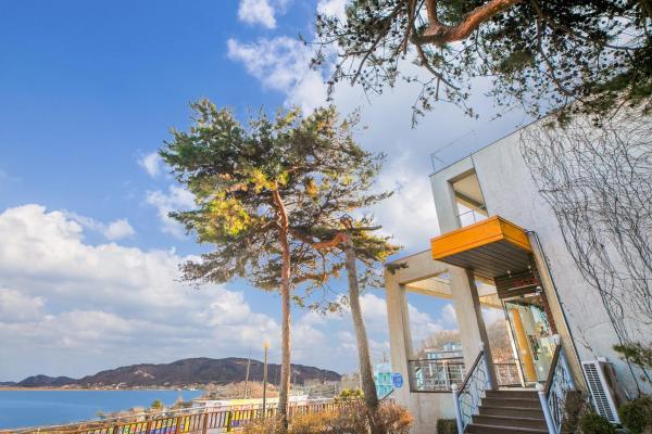 The photo shows the Ganghwa Cafe Pension Amote located in the city of Punoridondae.