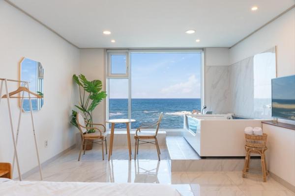 På billedet ses objektet Gangneung Way Blue Spa Pension beliggende i byen Chumunjin.