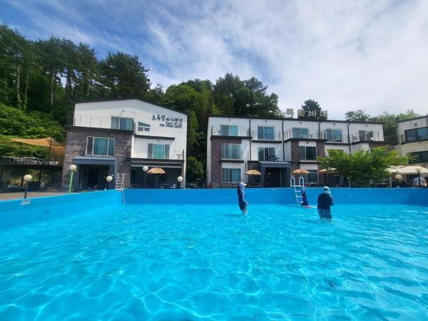 A la foto es mostra l'objecte Tongyeong Chorokbit Bada Pension situat a la ciutat de Tara-ri.