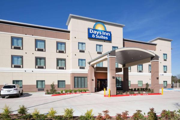 写真にはサイプレス市にあるDays Inn & Suites by Wyndham Houston NW Cypressが写っています。