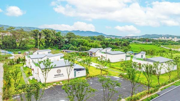 照片显示了位于Chŏngnae-dong市的Gyeongju Marbella Pool Villa N Screen Golf物件。
