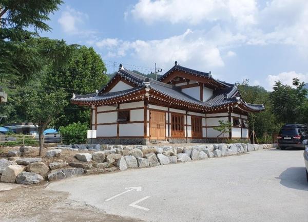 Auf dem Foto ist das Objekt Jeonju Hanok Maeul Daeseung Jeongdam Hanok Dockchae Pension in der Stadt Andŏng-ni zu sehen.