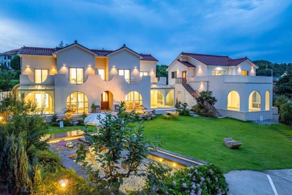 На фото показан объект Gyeongju Casa Mellow Kids Pool Villa, расположенный в городе Tongnyŏng.