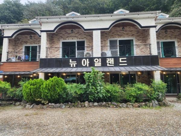 Na zdjęciu widoczny jest obiekt Baenaegol New Island Pension położony w mieście Pŏmdo.