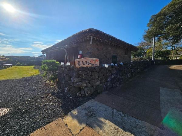 En la foto se muestra el objeto Jeju Gopdeulak ubicado en la ciudad de Yŏngji-dong.