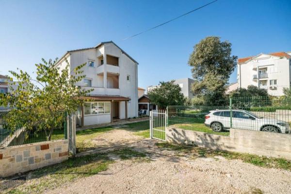Na zdjęciu widoczny jest obiekt Apartments Tanja położony w mieście Pakoštane.