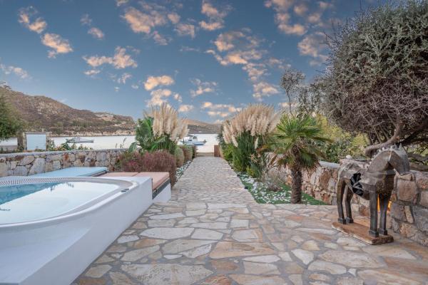 写真にはパトモス市にあるVilla Del Marが写っています。