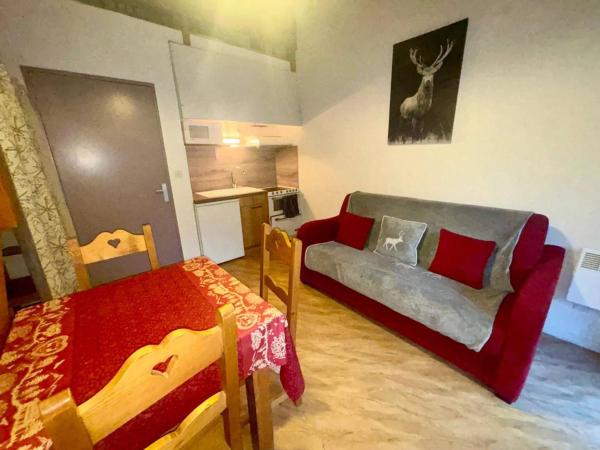 Auf dem Foto ist das Objekt Charmant studio mezzanine avec WiFi, coin cabine, proche pistes, Les Angles - FR-1-593-34 in der Stadt Les Angles zu sehen.