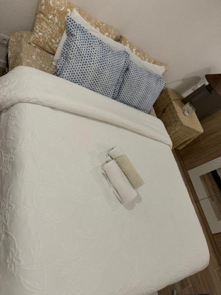 A la foto es mostra l'objecte Quarto aconchegante situat a la ciutat de Amadora.