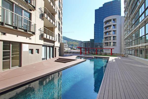 Billede 2: Full power, Central, walk to Restaurants & Waterfront, Pool & AC
