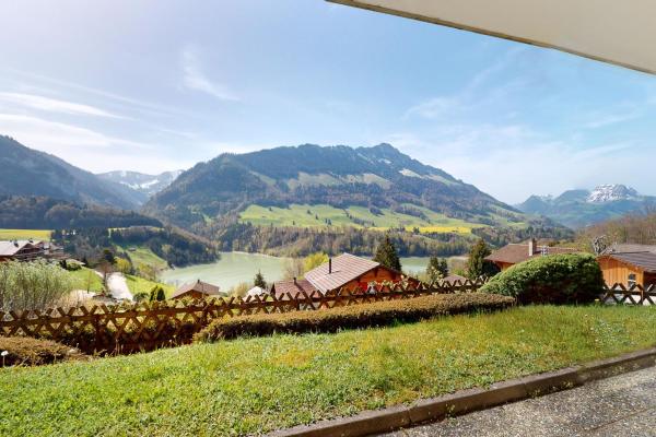 Na fotografii je vidět objekt Ferienchalet Seeblick nacházející se ve městě Crésuz.