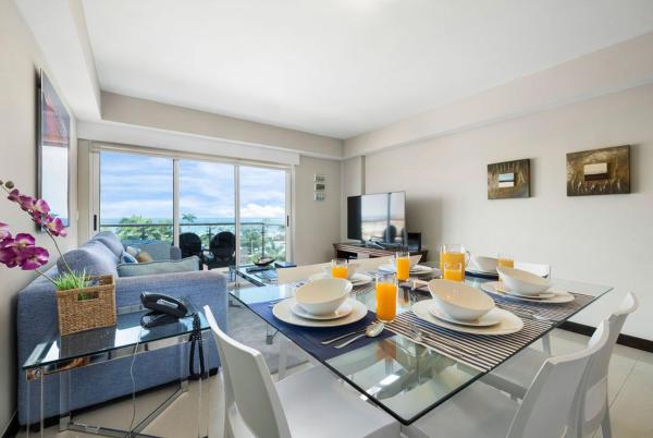 На фото показан объект Relaxing And Classic Best Beachfront Condo, расположенный в городе Палм-Игл-Бич.