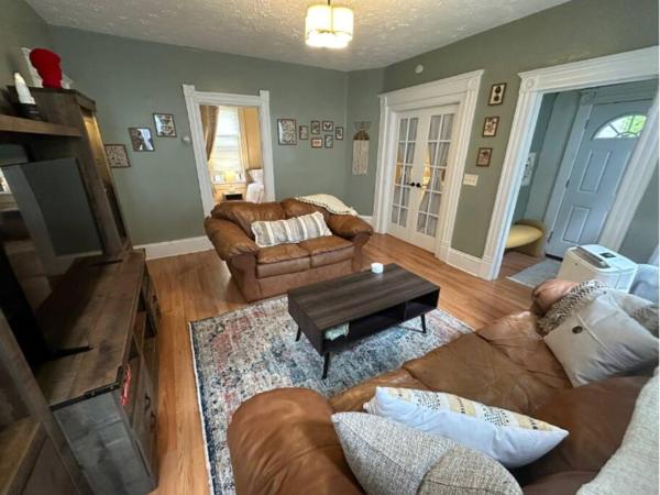Charming 2BR Home with Office, Cleveland