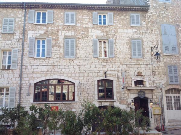 Στη φωτογραφία φαίνεται το αντικείμενο Auberge des Seigneurs που βρίσκεται στην πόλη Vence.