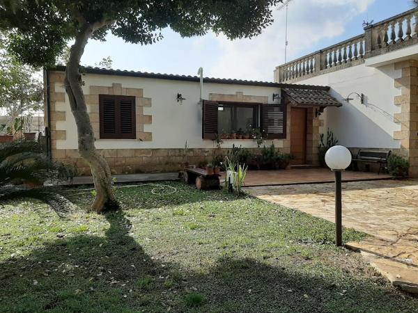 A la foto es mostra l'objecte Il Gelso situat a la ciutat de Lecce.
