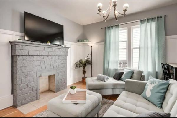Auf dem Foto ist das Objekt Ceruleans 3BR Suite in Calgary in der Stadt Calgary zu sehen.