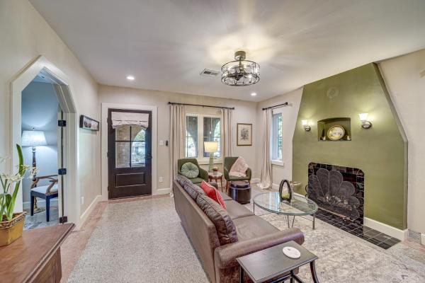 Na fotografii je vidět objekt Less Than 9 Mi to Dtwn Tulsa Lovely Home with Yard and Deck! nacházející se ve městě Mannford.