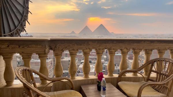 A la foto es mostra l'objecte Beautiful Pyramids Land View situat a la ciutat de El Caire.