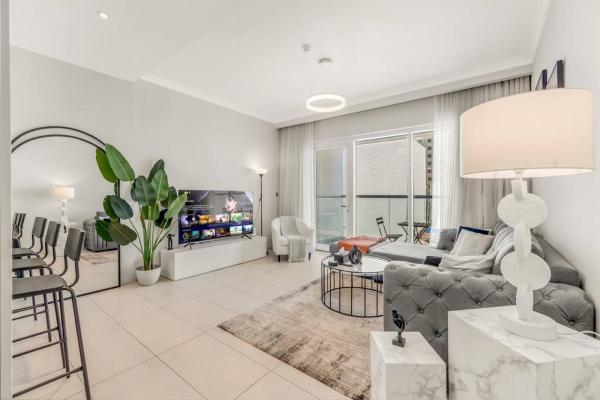Waves - Spacious Apt with Balcony & Pool, Dubái