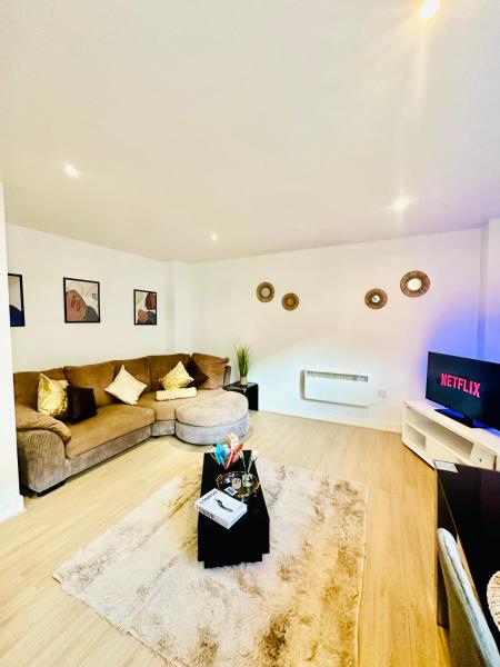 Elegant Two Bedroom Apartment In the Centre with Parking and Garden, Birmingham