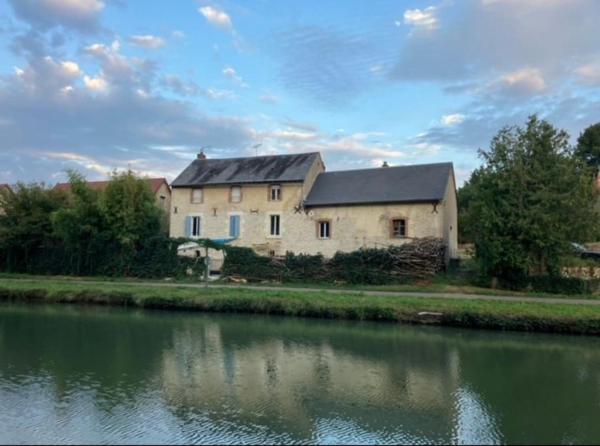 På billedet ses objektet Maison de charme sur le Canal de Loire beliggende i byen Bannay.