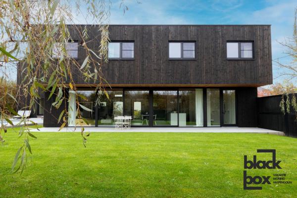 The photo shows the Black Box by De Schrijfbar - vakantiewoning Haspengouw located in the city of Wellen.