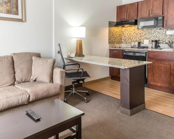 The photo shows the MainStay Suites Pittsburgh Airport located in the city of Imperial.