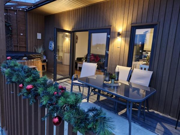 The photo shows the Pond Beach Oak residence located in the city of Rathdowney.