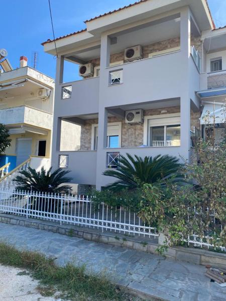 La photo montre l'objet Alikis House situé dans la ville de Néa Péramos.