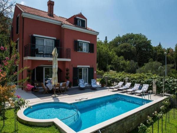La photo montre l'objet Beautiful Villa surrounded by Greenery with Swimming Pool situé dans la ville de Gruda.