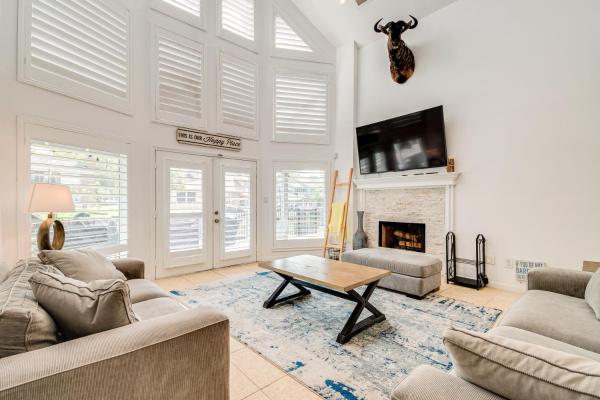 Na fotografii je vidět objekt Dock and Outdoor Entertainment Home on Lake Conroe nacházející se ve městě Montgomery.
