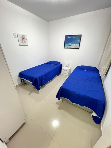写真にはガラパリ市にあるQuarto em Apartamento compartilhado Praia do Morro, Guarapari, Es - 20 m da Praiaが写っています。
