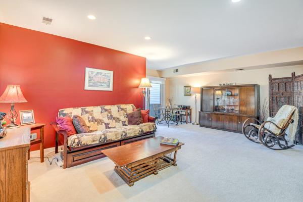 Na zdjęciu widoczny jest obiekt Walk to Parks and Dining Quaint Alexandria Condo! położony w mieście Alexandria.