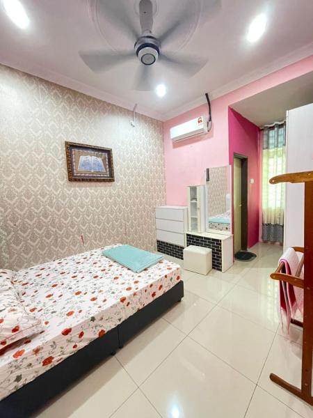 Auf dem Foto ist das Objekt D'sofia Homestay Jelebu 4 in der Stadt Kampong Seperi zu sehen.