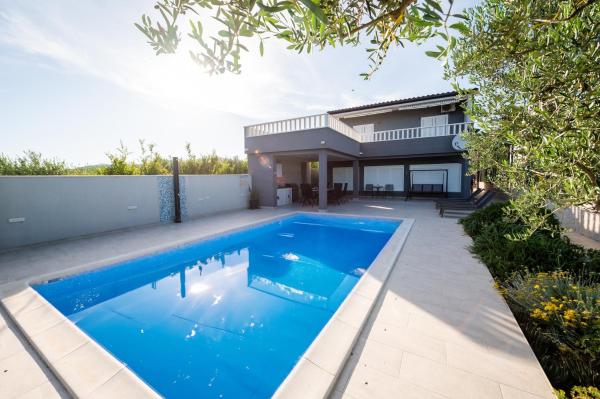 Auf dem Foto ist das Objekt Beachfront villa Mihovil with direct beach access in der Stadt Kastel Stafilic zu sehen.