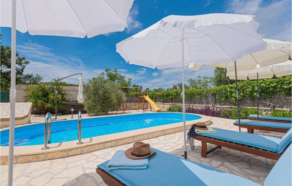 Auf dem Foto ist das Objekt Three-Bedroom Apartment Dubrava With An Outdoor Swimming Pool 09 in der Stadt Dubrava zu sehen.