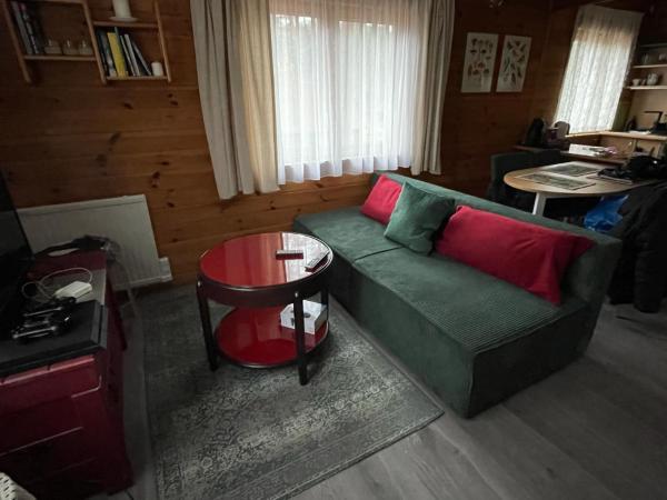 A la foto es mostra l'objecte Domek nad jeziorem Guzowy Piec situat a la ciutat de Elgnówko.