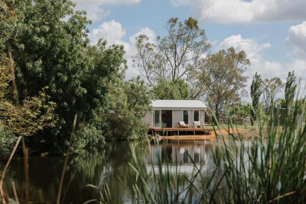 På billedet ses objektet Mewburn Park Retreats - The Lakehouse beliggende i byen Heyfield.