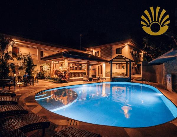 写真にはコロン市にあるPearl Vista de Coron Resort Hotelが写っています。
