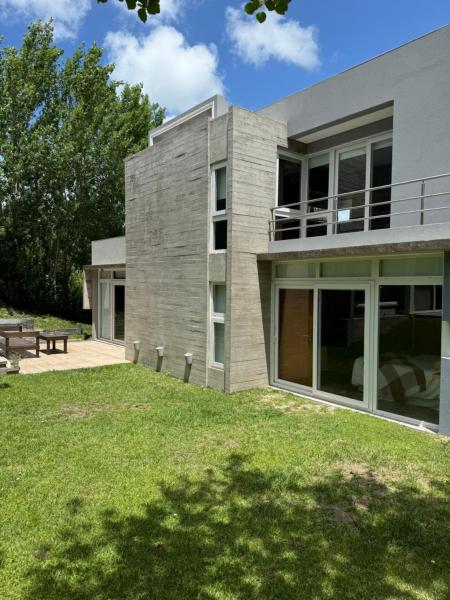 A la foto es mostra l'objecte Moderna Casa en Cariló situat a la ciutat de Carilo.