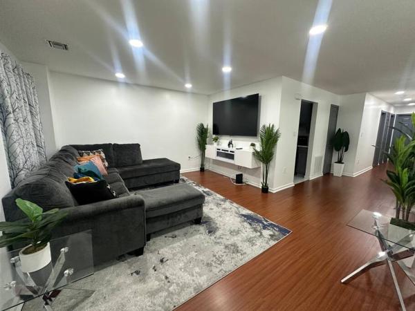 A la foto es mostra l'objecte Cozy Modern Apartment near NYC & Newark airport situat a la ciutat de Newark.