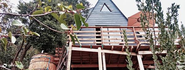 Na zdjęciu widoczny jest obiekt Refugio Alpina lodge położony w mieście Las Vertientes.